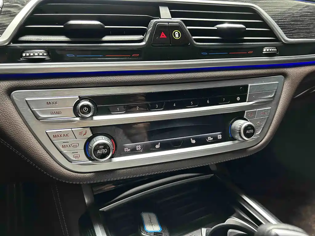 BMW 7 Series — фото 16