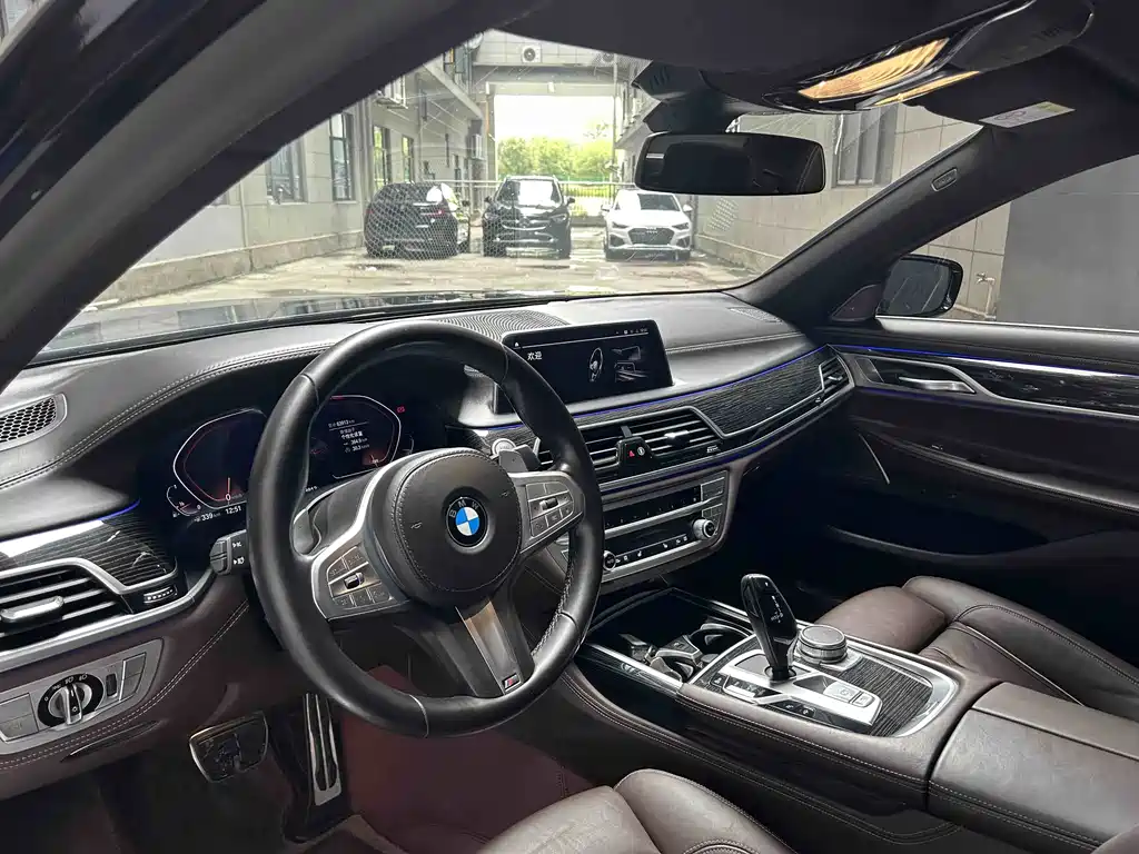 BMW 7 Series — фото 17