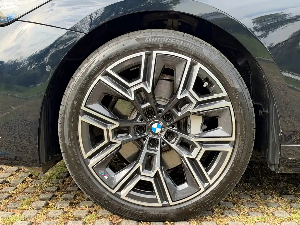 BMW 5 Series — фото 19