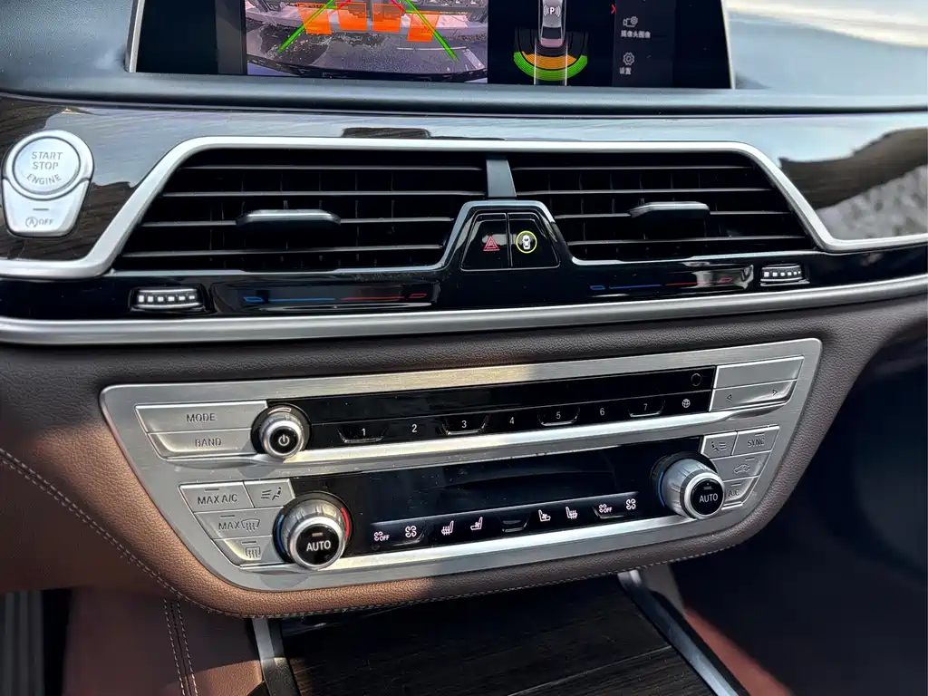 BMW 7 Series — фото 18