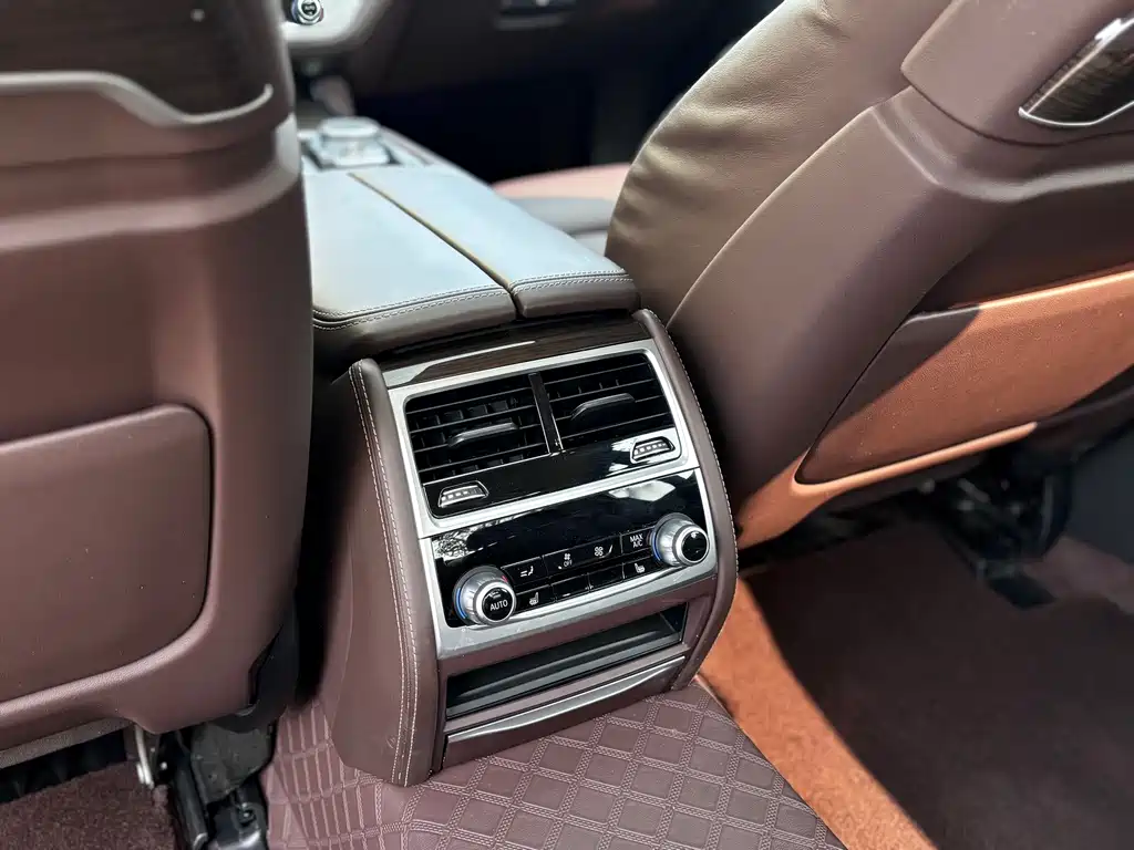 BMW 7 Series — фото 21