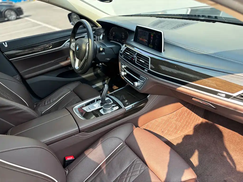 BMW 7 Series — фото 10