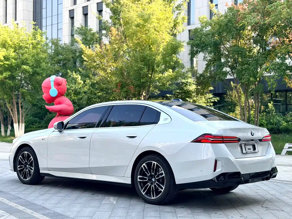 BMW 5 Series — фото 20