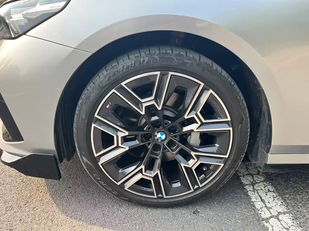 BMW 5 Series — фото 15