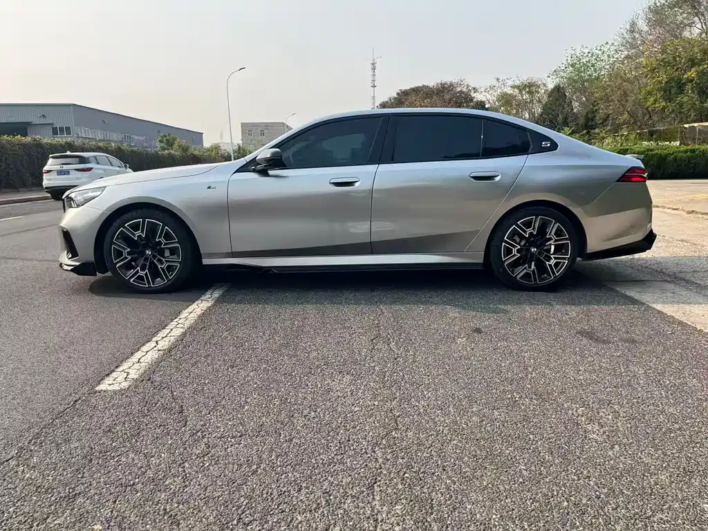 BMW 5 Series — фото 10
