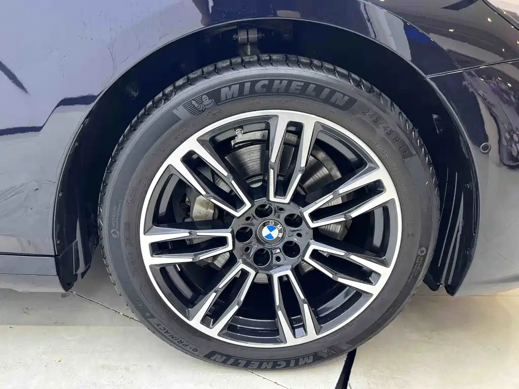 BMW 5 Series — фото 21