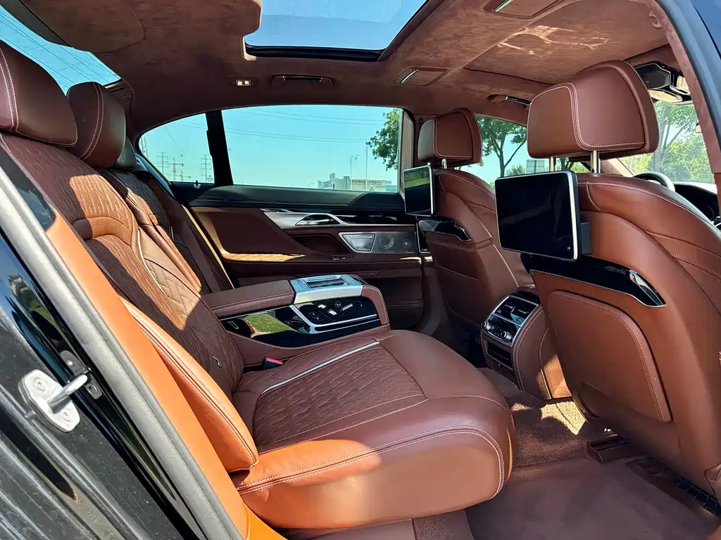 BMW 7 Series — фото 11