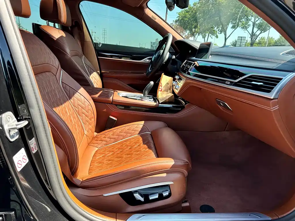 BMW 7 Series — фото 15