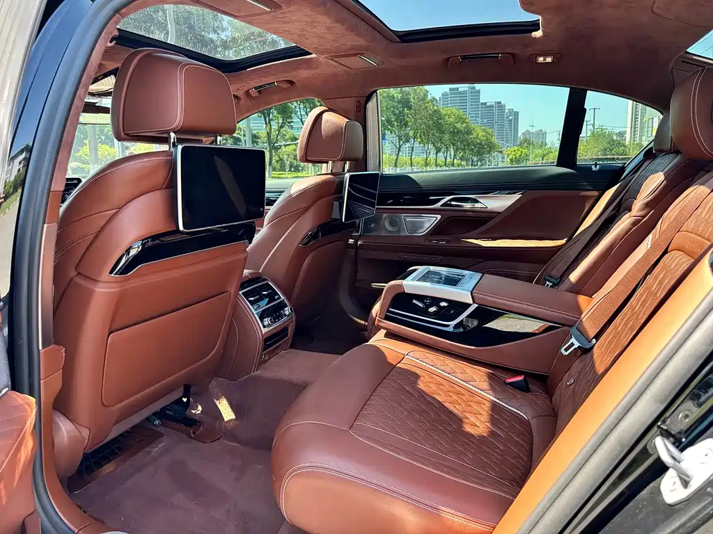 BMW 7 Series — фото 17