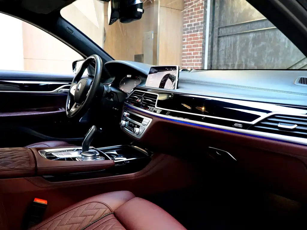 BMW 7 Series — фото 29