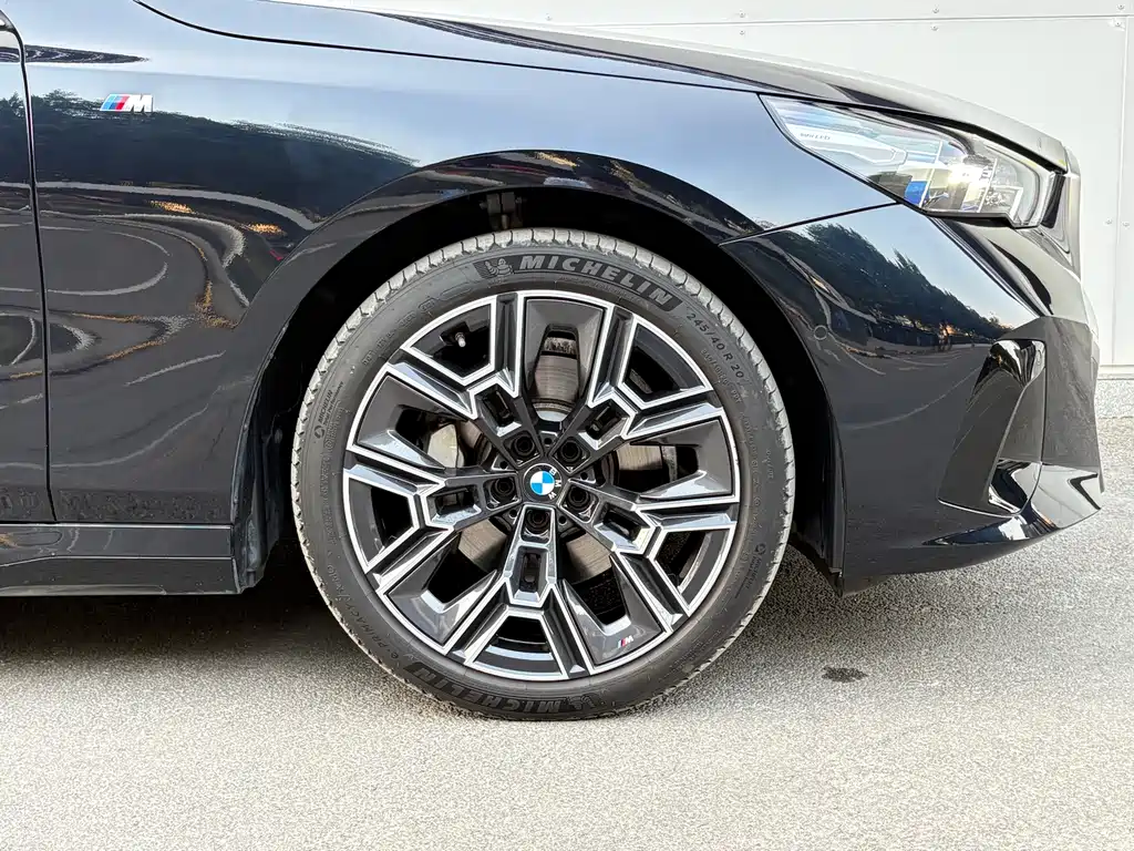 BMW 5 Series — фото 11