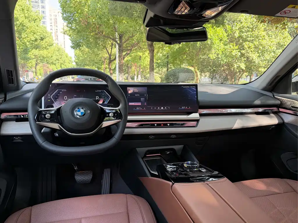 BMW 5 Series — фото 16