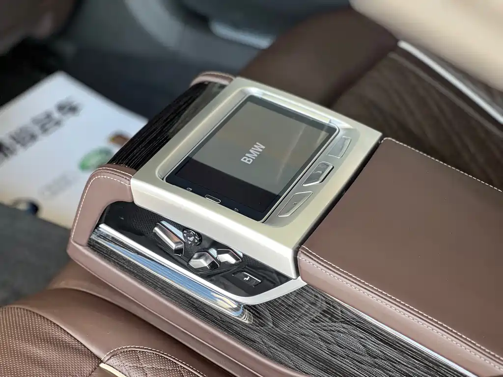 BMW 7 Series — фото 13