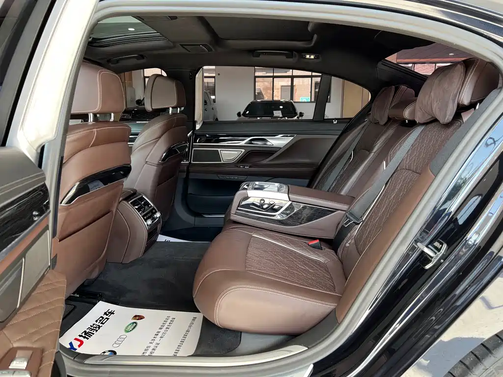 BMW 7 Series — фото 9