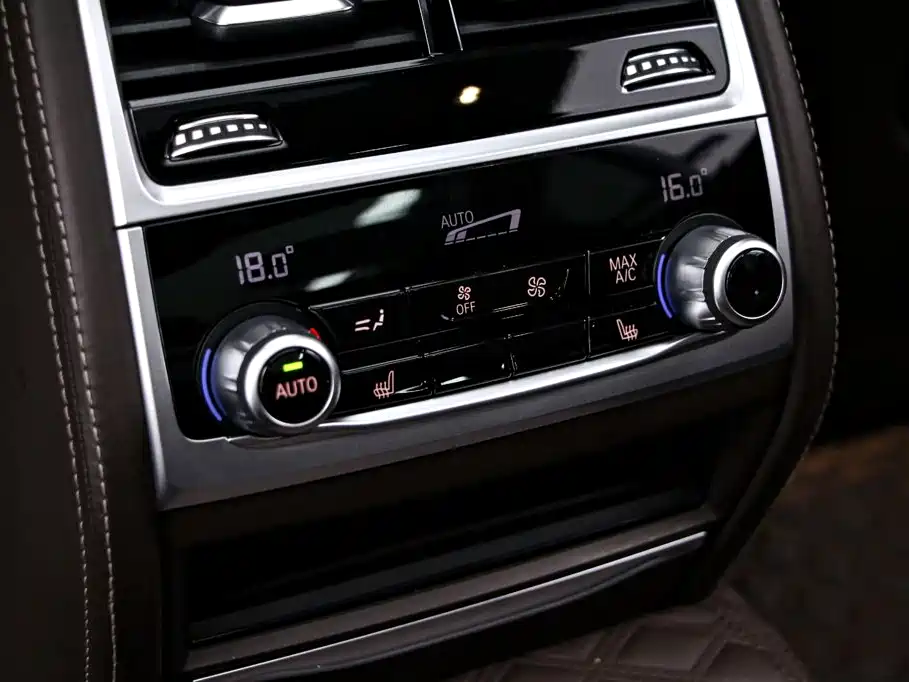 BMW 7 Series — фото 18