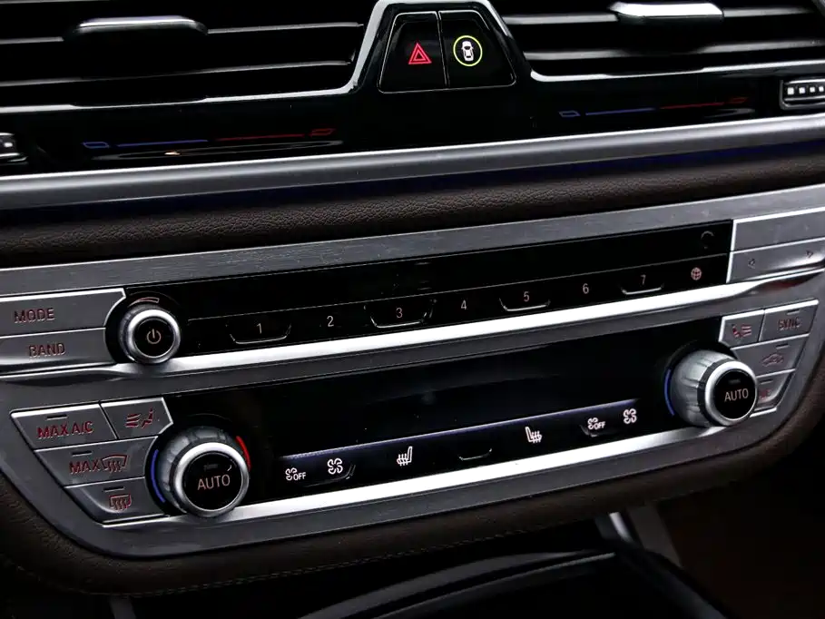 BMW 7 Series — фото 9