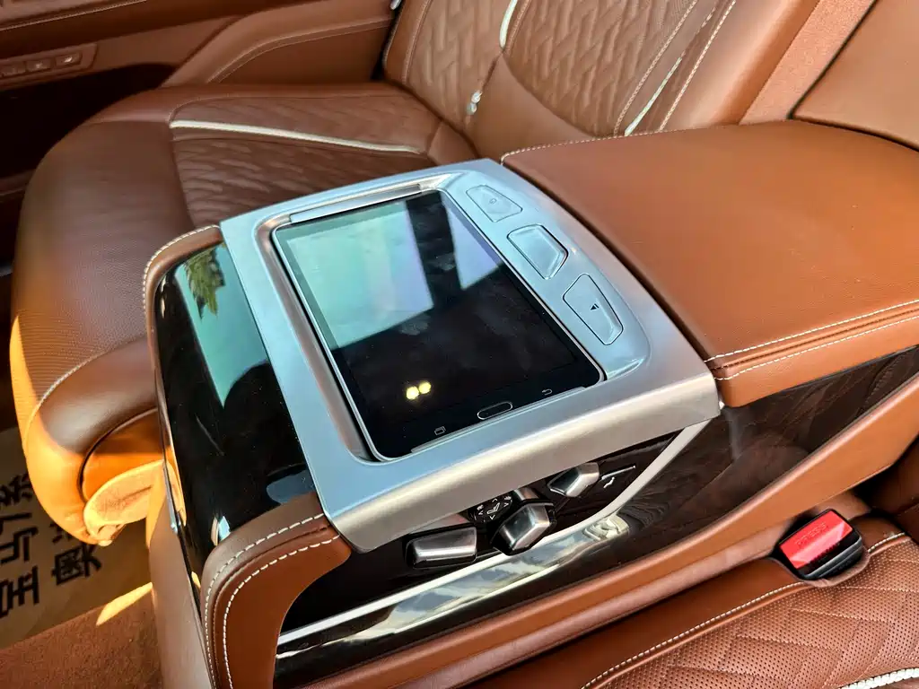 BMW 7 Series — фото 11