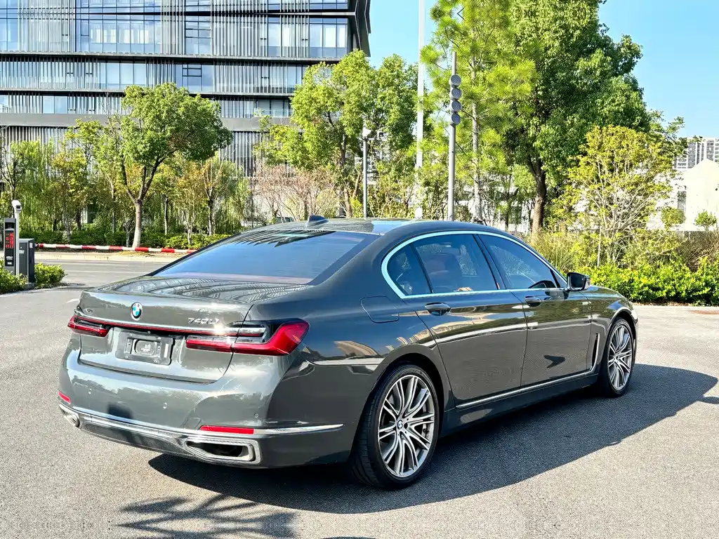 BMW 7 Series — фото 14