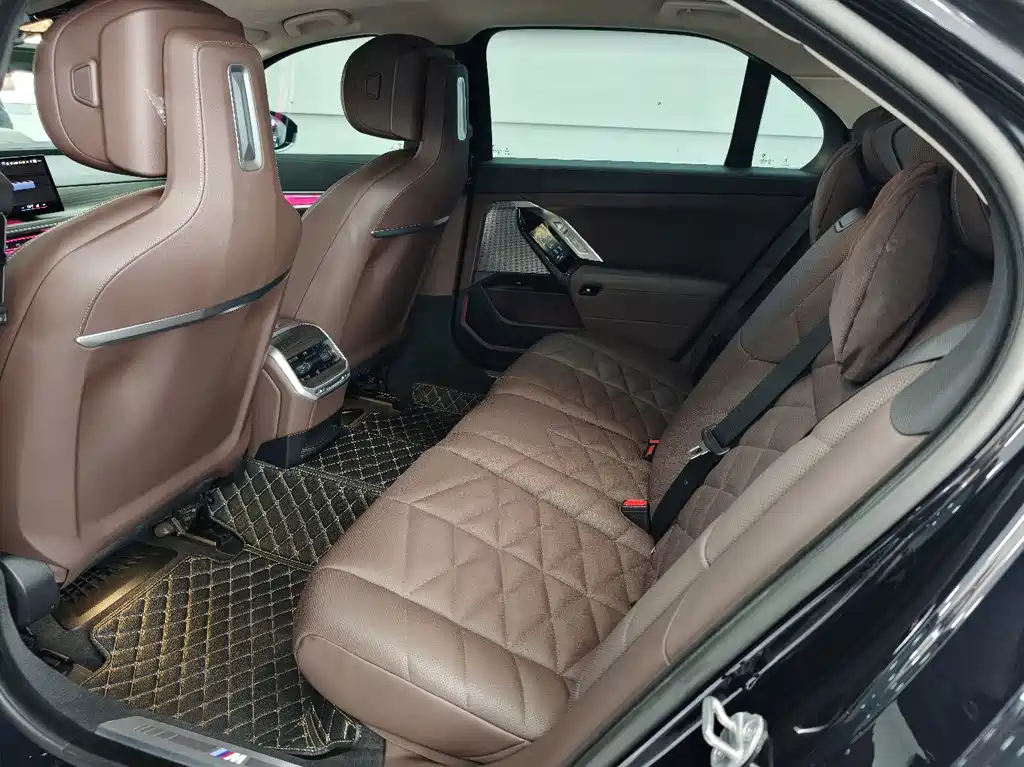 BMW 7 Series — фото 10