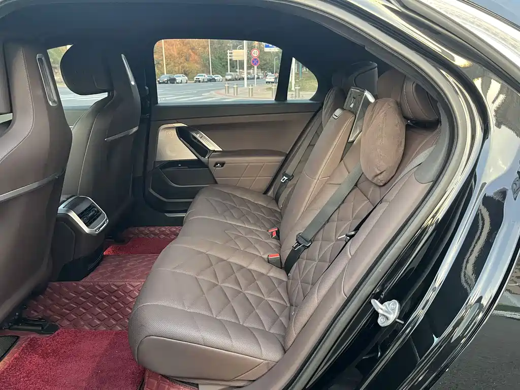 BMW 7 Series — фото 11