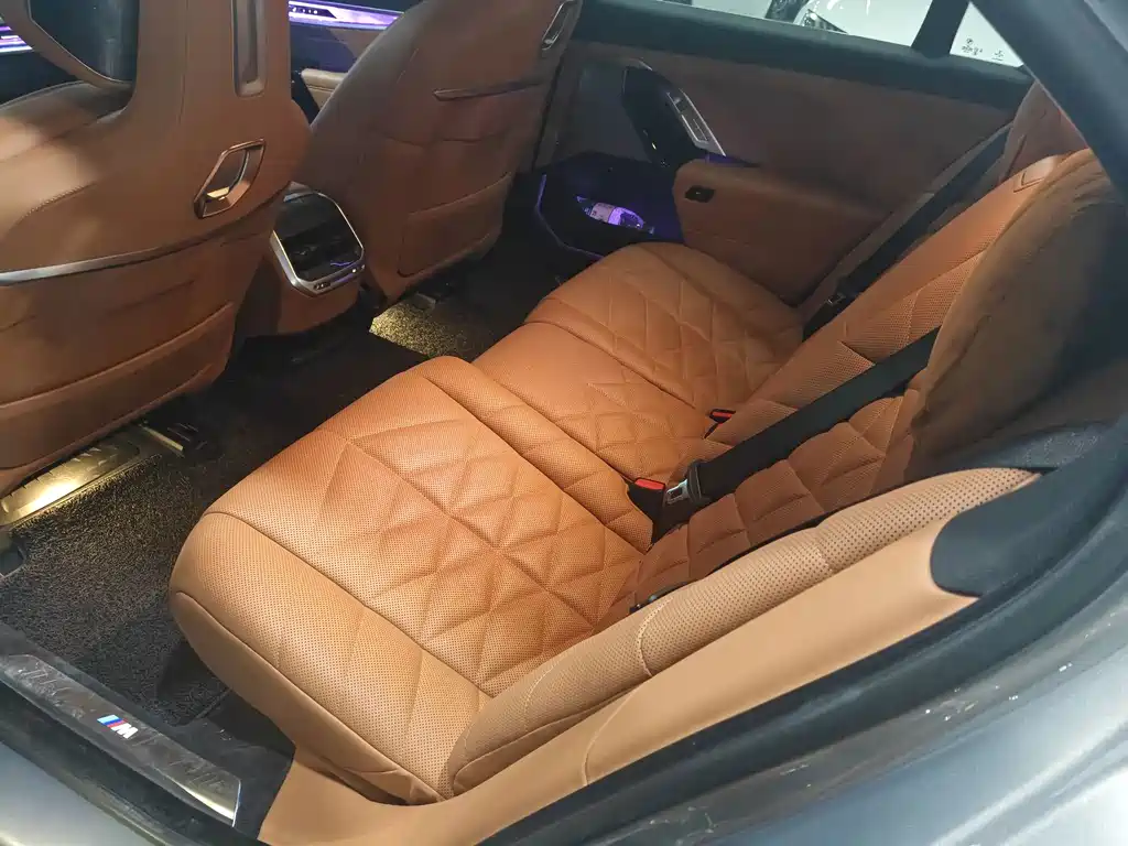 BMW 7 Series — фото 11