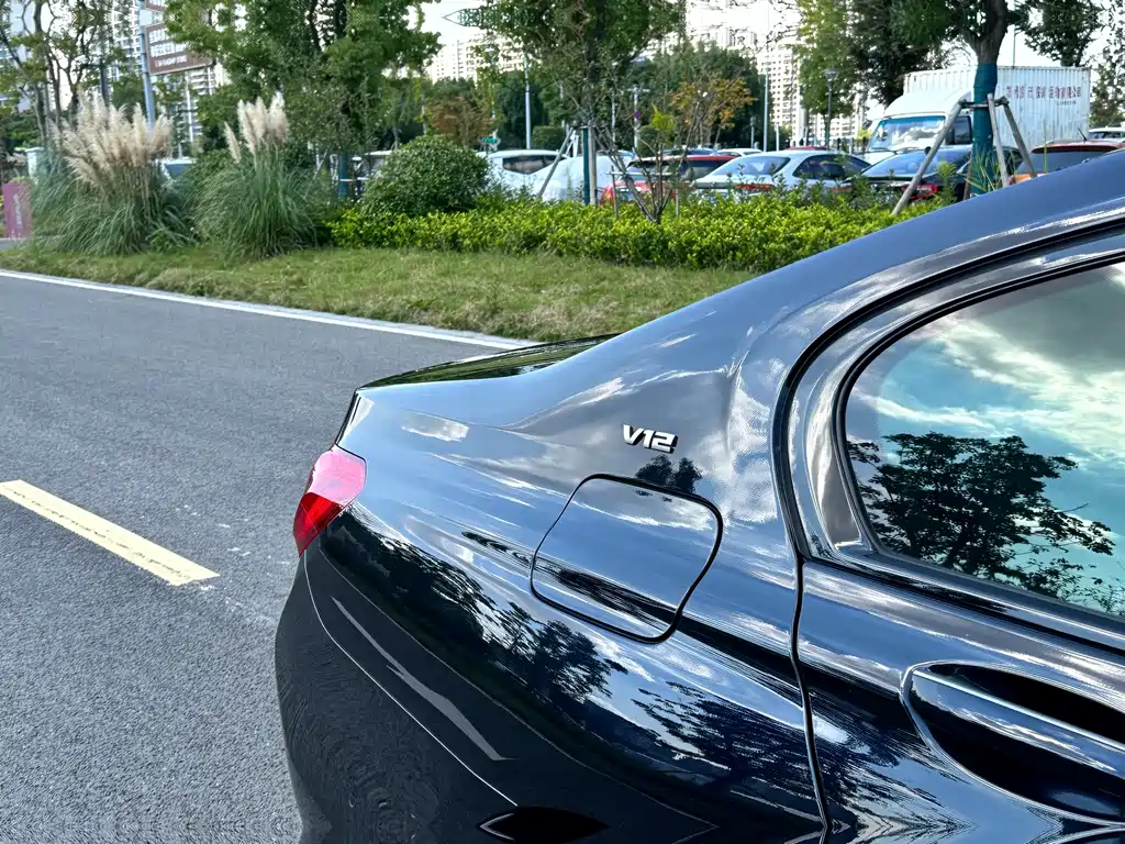 BMW 7 Series — фото 15