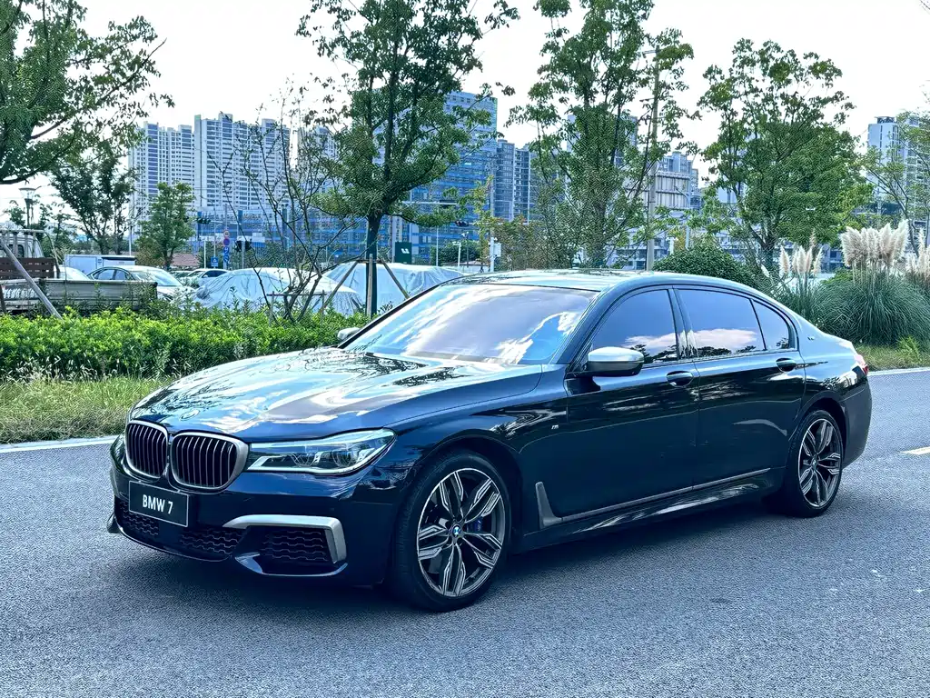 BMW 7 Series — фото 1