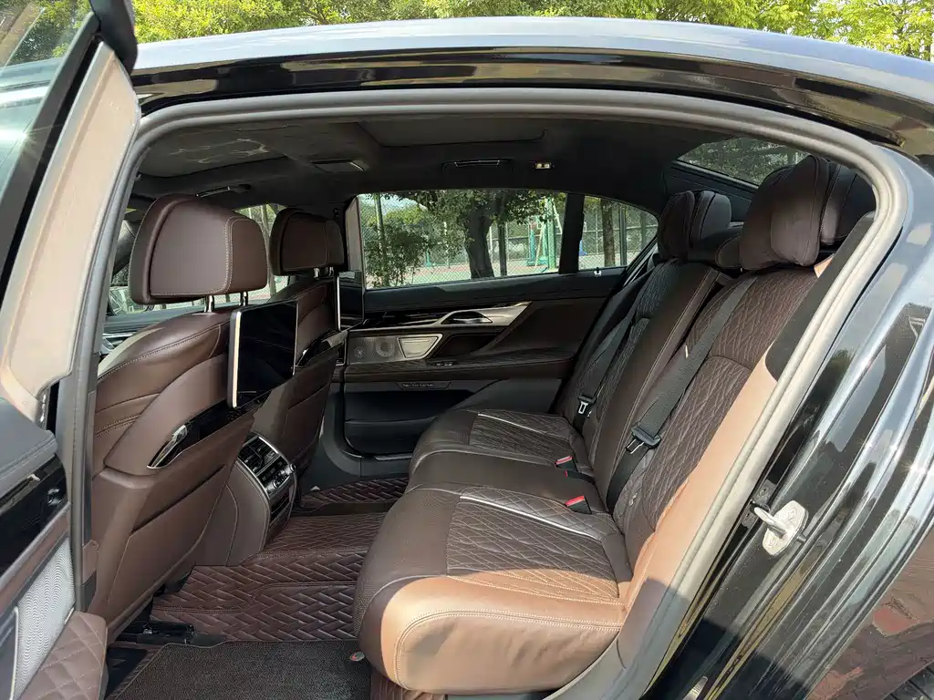 BMW 7 Series — фото 13