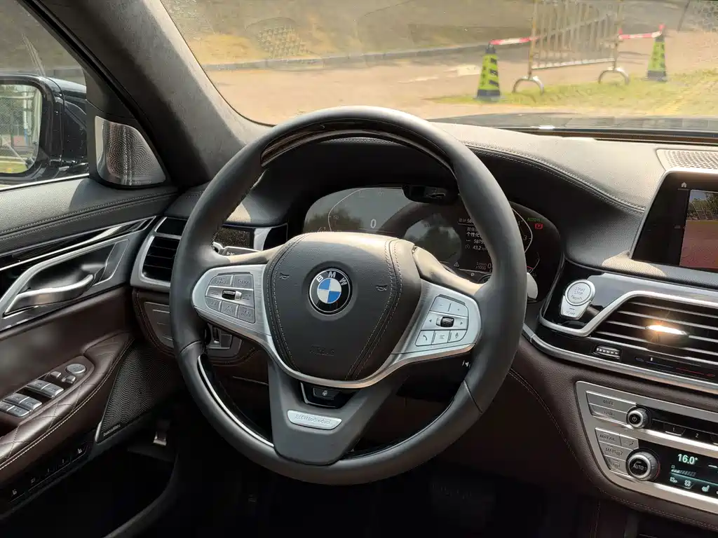 BMW 7 Series — фото 14