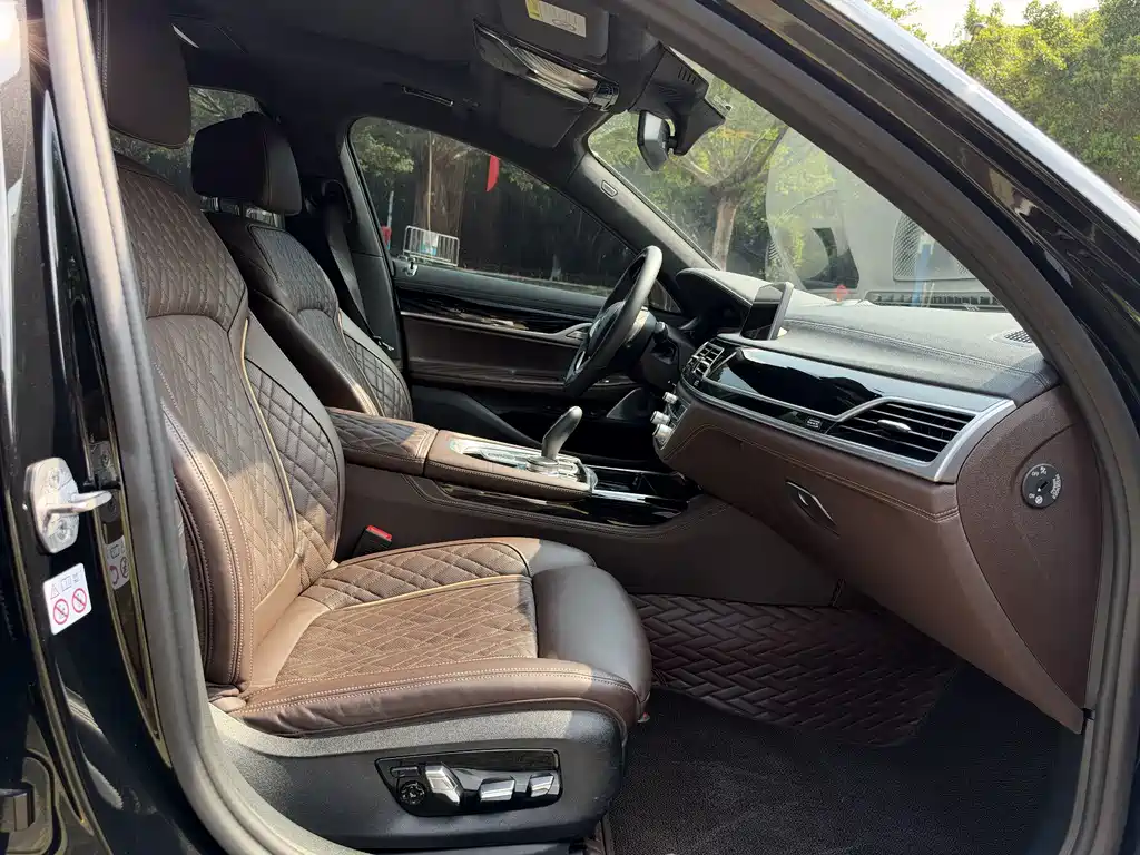 BMW 7 Series — фото 15