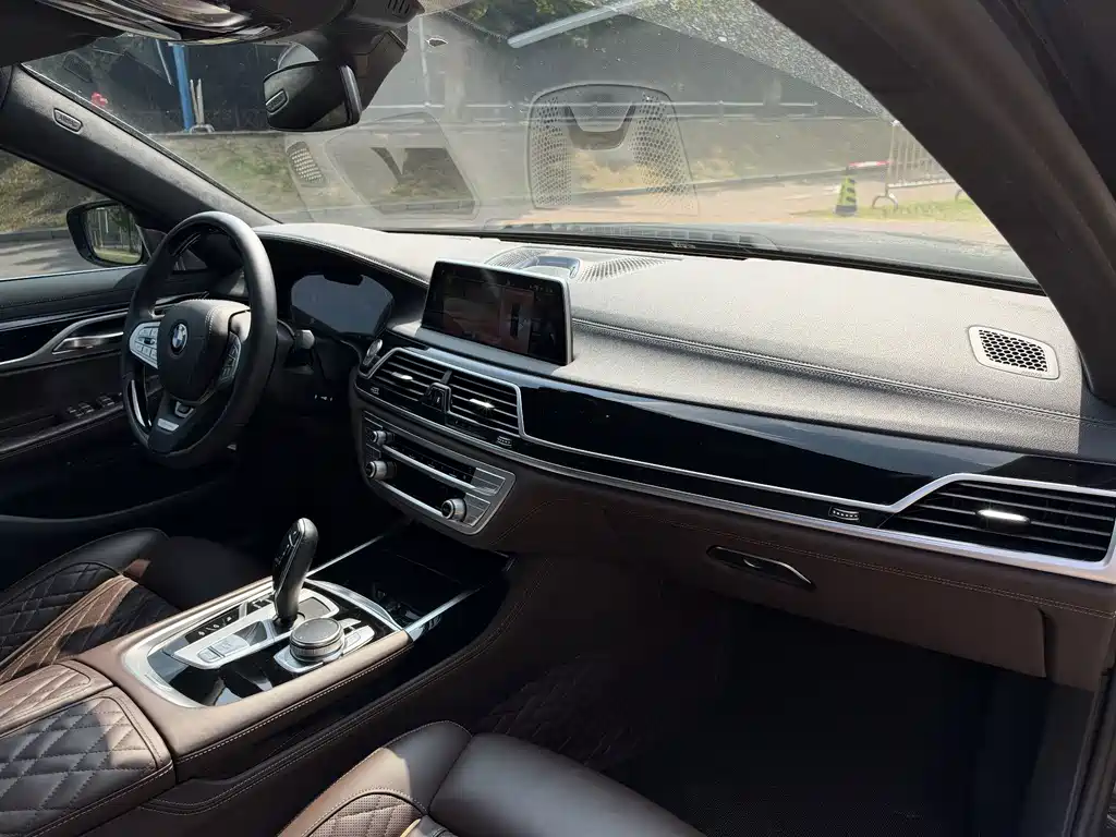 BMW 7 Series — фото 18
