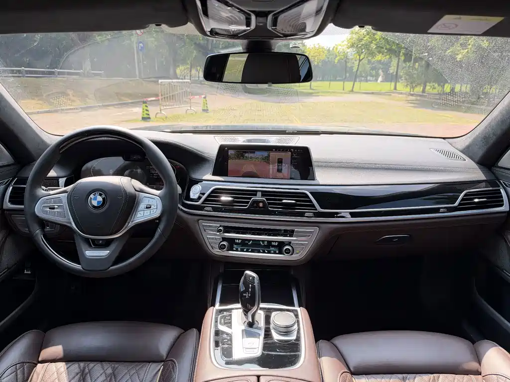 BMW 7 Series — фото 10