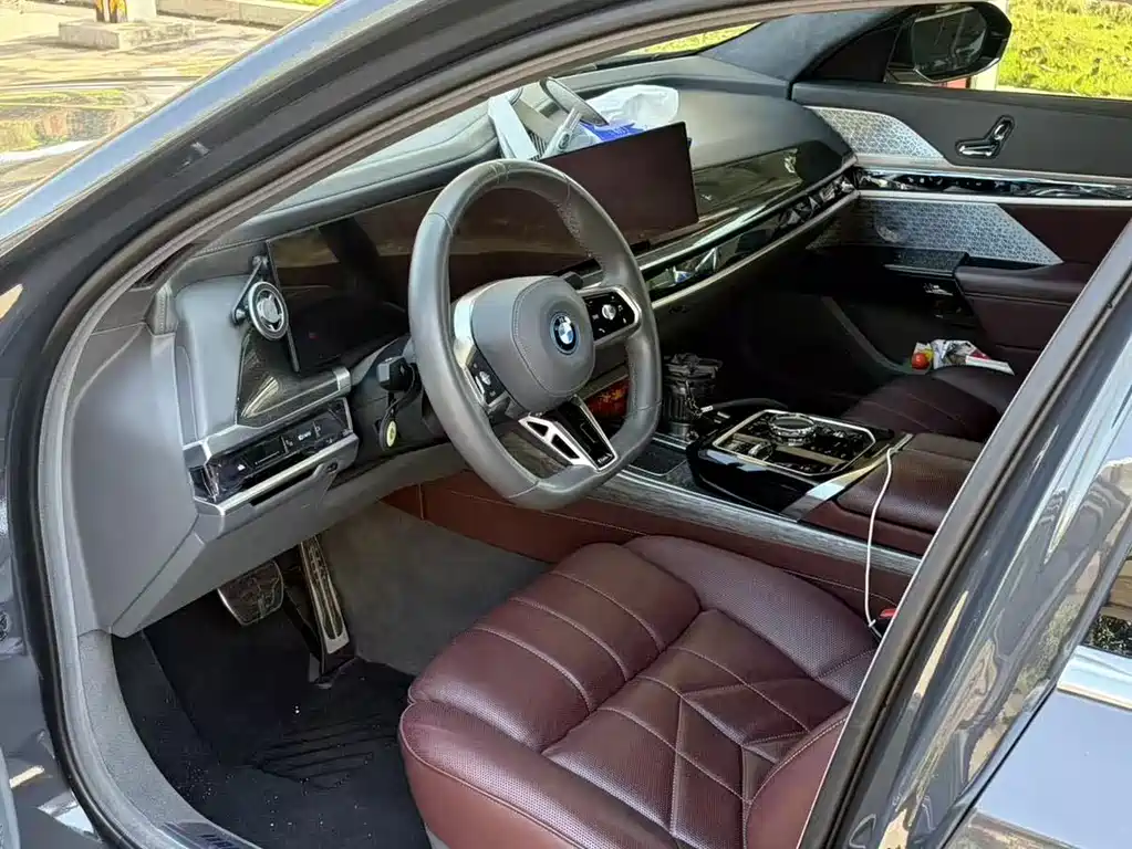 BMW i7 — фото 9