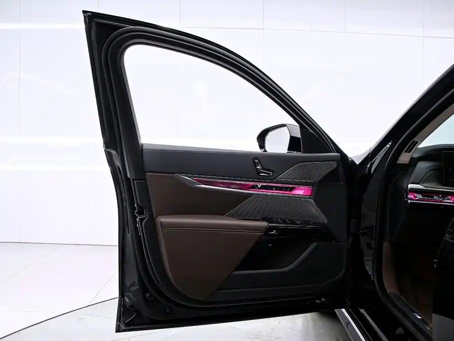 BMW 7 Series — фото 11