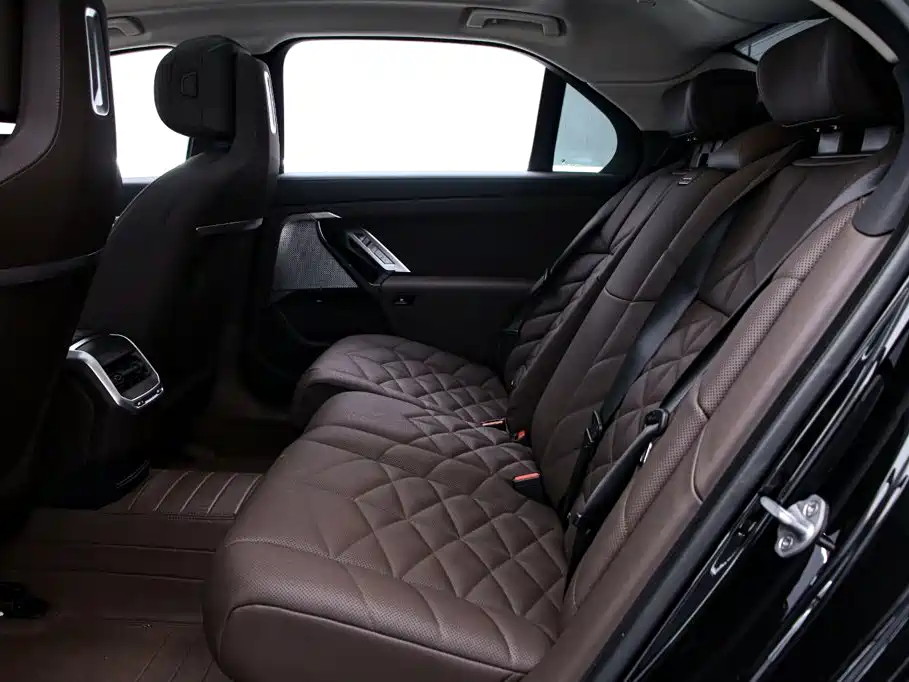 BMW 7 Series — фото 14