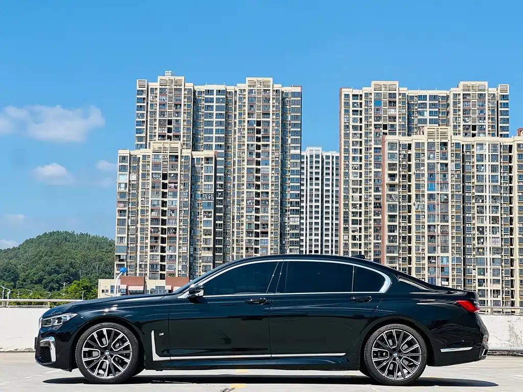 BMW 7 Series — фото 16