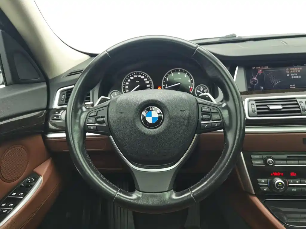 BMW 5 Series GT — фото 11