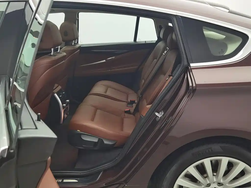 BMW 5 Series GT — фото 15