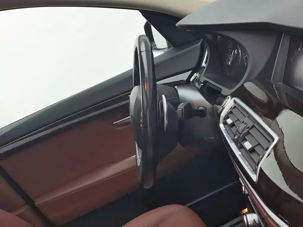 BMW 5 Series GT — фото 22