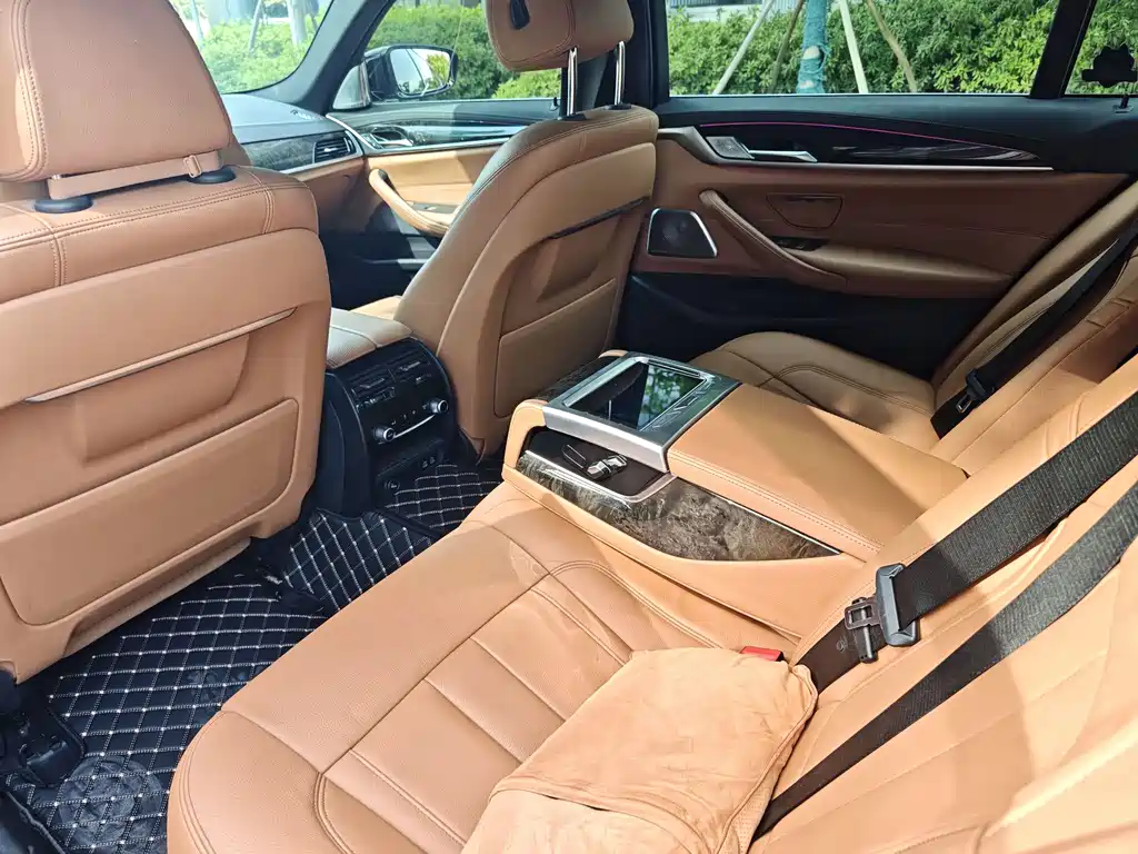 BMW 5 Series — фото 14