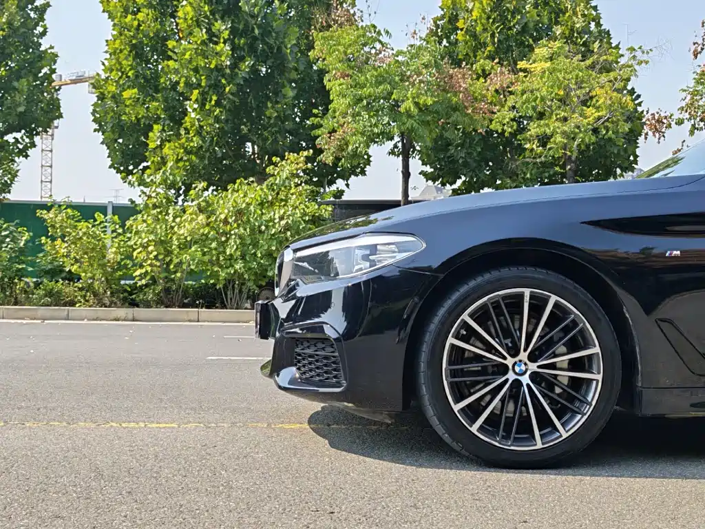 BMW 5 Series — фото 17
