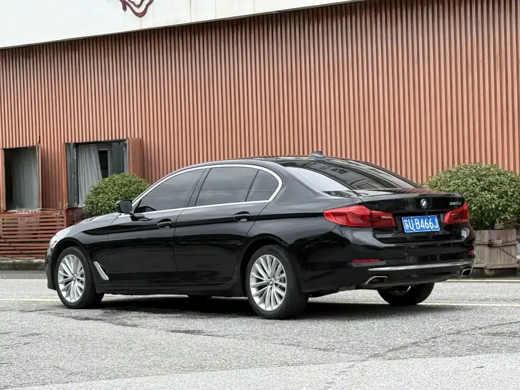BMW 5 Series — фото 13