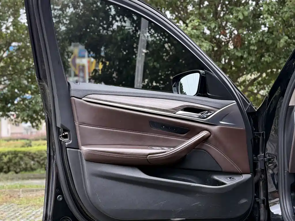 BMW 5 Series — фото 16
