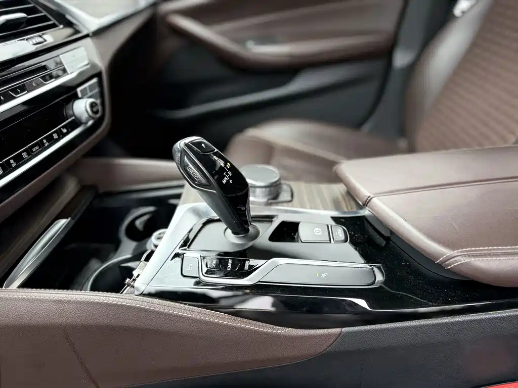BMW 5 Series — фото 19
