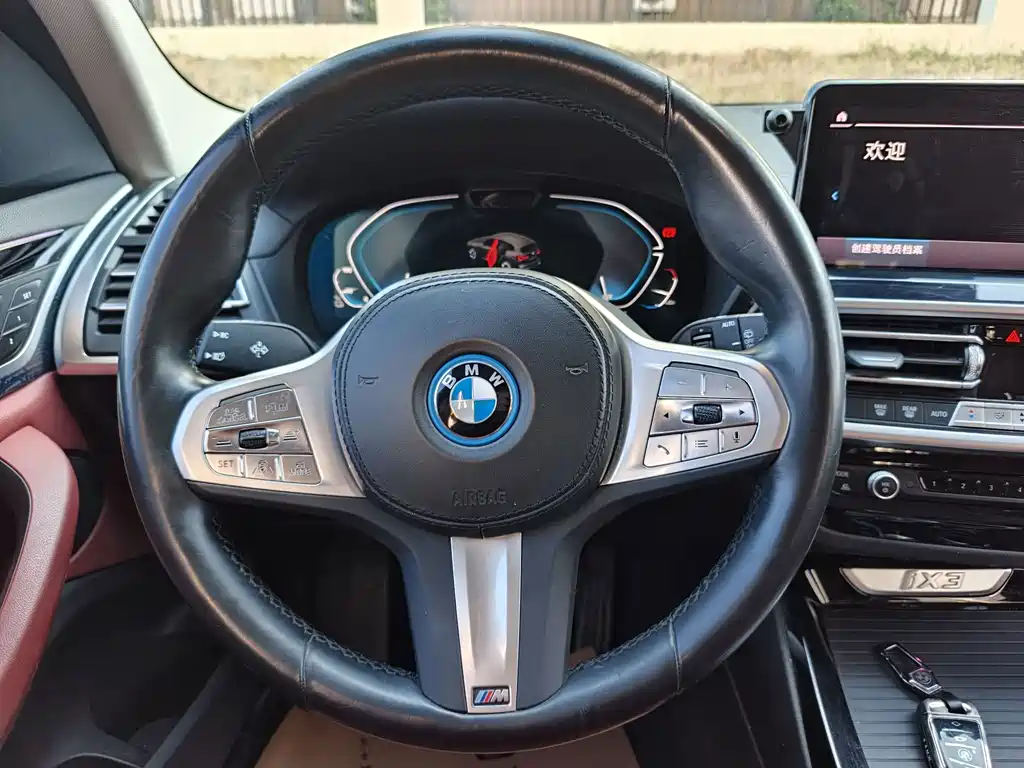 BMW iX3 — фото 10