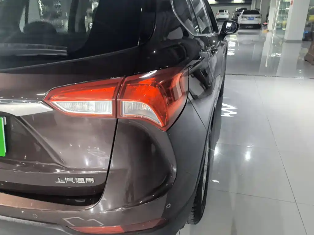 Buick Envision Plus — фото 8