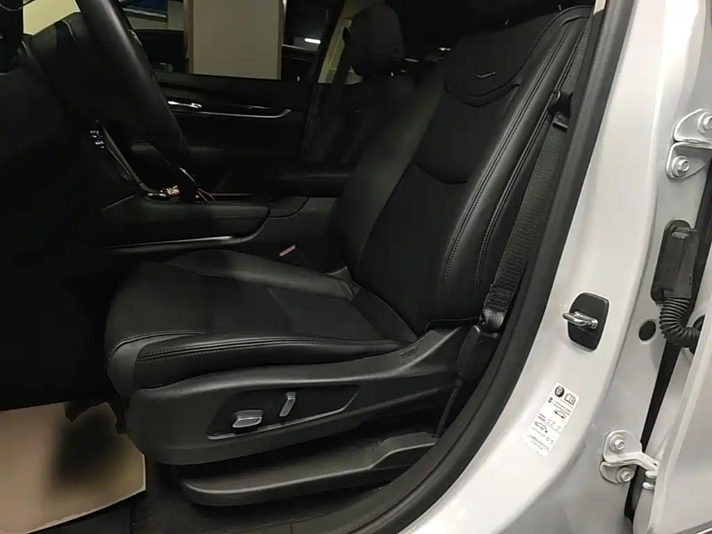 Cadillac XT5 — фото 15