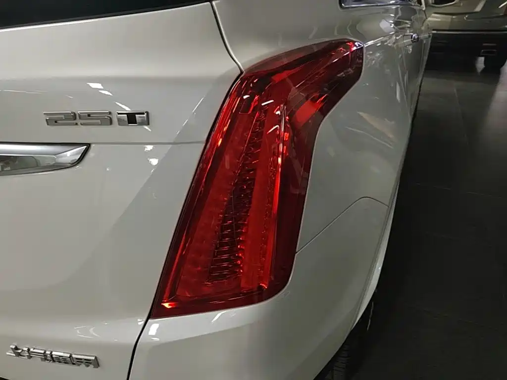Cadillac XT5 — фото 8