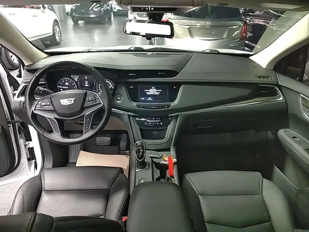 Cadillac XT5 — фото 10