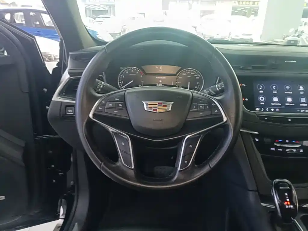 Cadillac XT5 — фото 11
